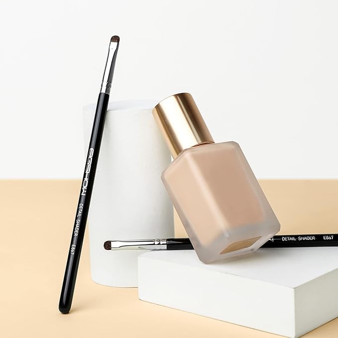 EIGSHOW Concealer Brush, Detail Shader Makeup Brush for Blending Eyeshadow, Concealing Small Blemishes and Imperfections - Precision Application (E867)