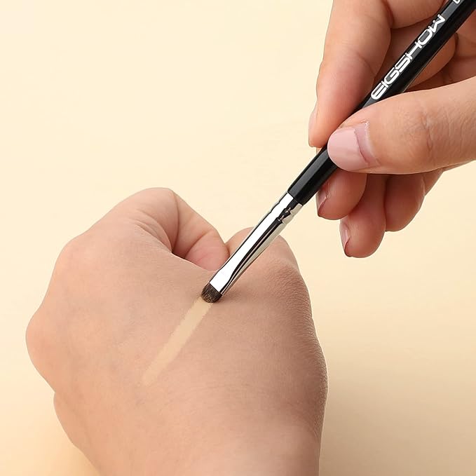 EIGSHOW Concealer Brush, Detail Shader Makeup Brush for Blending Eyeshadow, Concealing Small Blemishes and Imperfections - Precision Application (E867)