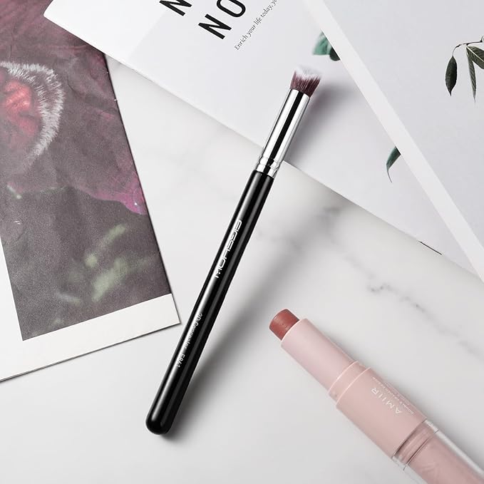 EIGSHOW Angled Concealer Brush Under Eye for Covering Sun Spots Acne Blemishes Concealing Contouring Setting with Liquid Cream (E861)